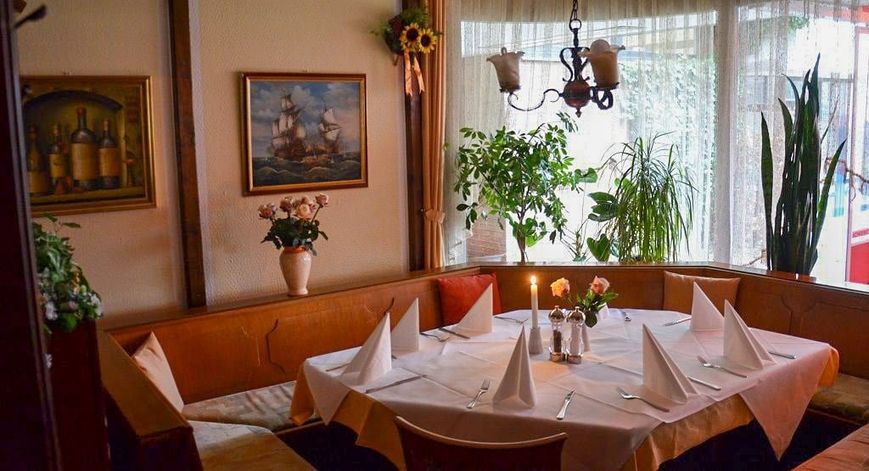 Innenbereich des Restaurants mit einem gedeckten Tisch