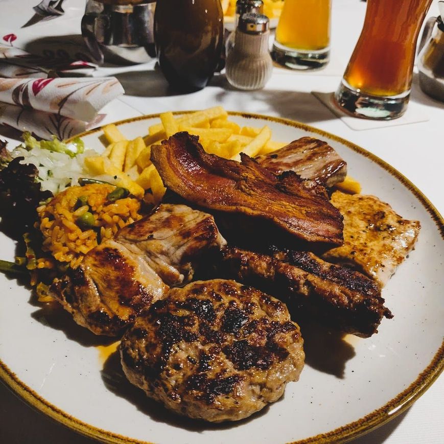 Gefüllter Grillteller mit unterschiedlichem Fleisch