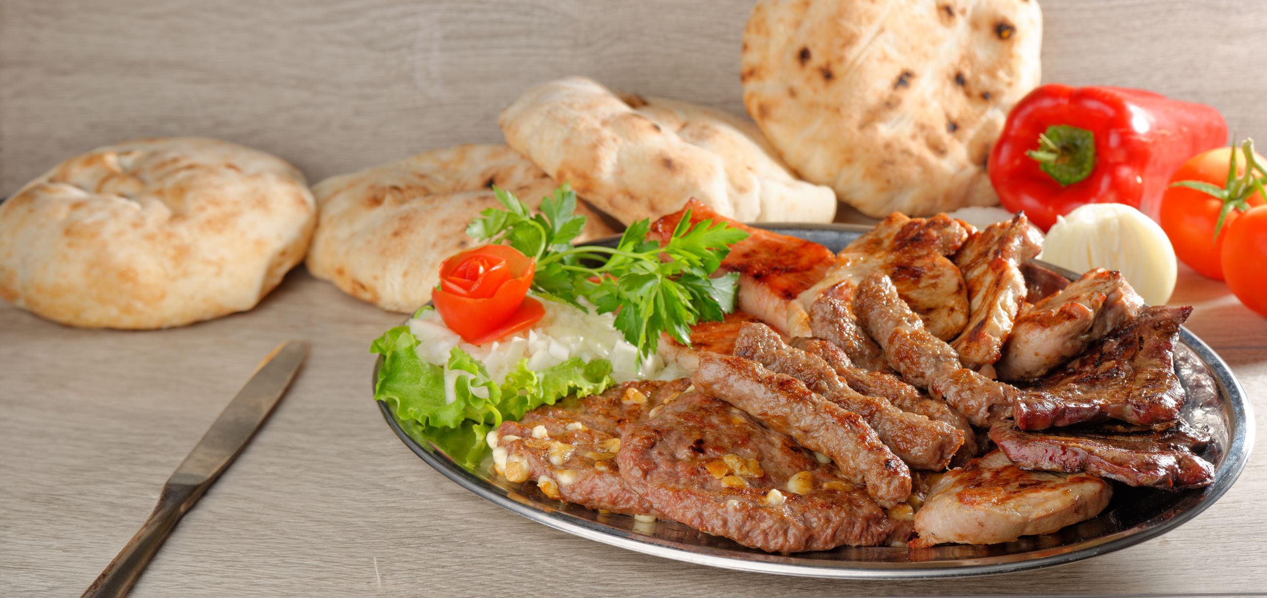 Gemischter Teller mit verschiedenem Fleisch und Salat